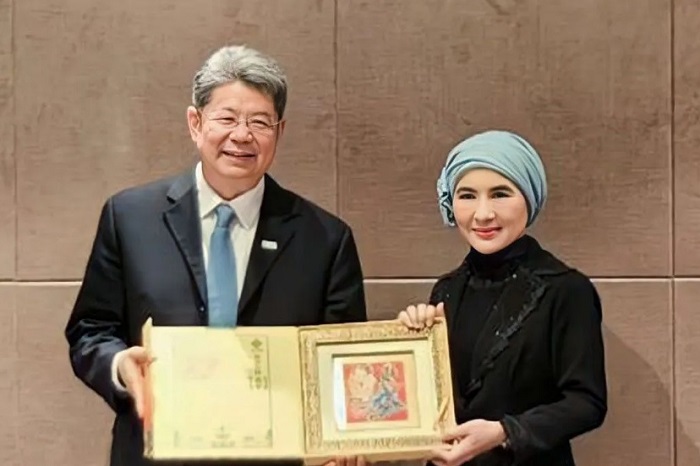Direktur Utama PT Pertamina Nicke Widyawati (kanan) dan Ketua Sinopec Group Ma Yongsheng menunjukkan nota kesepahaman. - Image