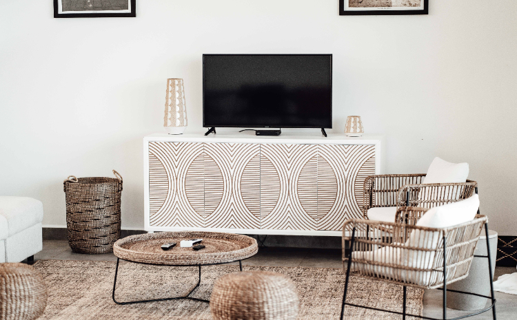 ilustrasi furniture rotan di ruang keluarga. Sumber foto: Pexels.com/Keegan Checks - Image