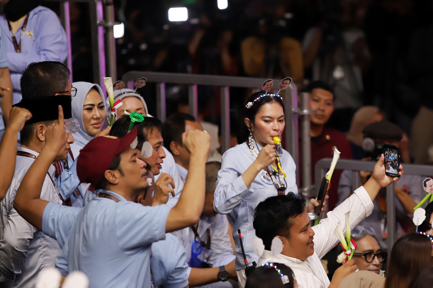 Sejumlah pendukung dan simpatisan pasangan Capres dan Cawapres dari koalisi Indonesia Maju Prabowo Subianto dan Gibran Rakabuming Raka pada Rapat Pleno Terbuka Pengundian dan Penetapan Nomor Urut Pasangan Capres dan Cawapres Pemilu Tahun 2024 di Gedung KP - Image