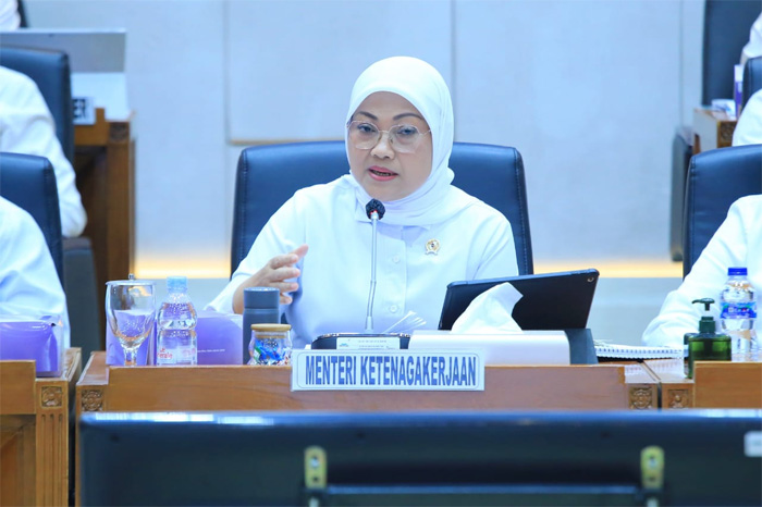 Menteri Ketenagakerjaan Ida Fauziyah menghadiri Rapat Kerja (Raker) bersama Komisi IX DPR, di Gedung Nusantara I DPR RI, pada Selasa (14/11/2023). - Image