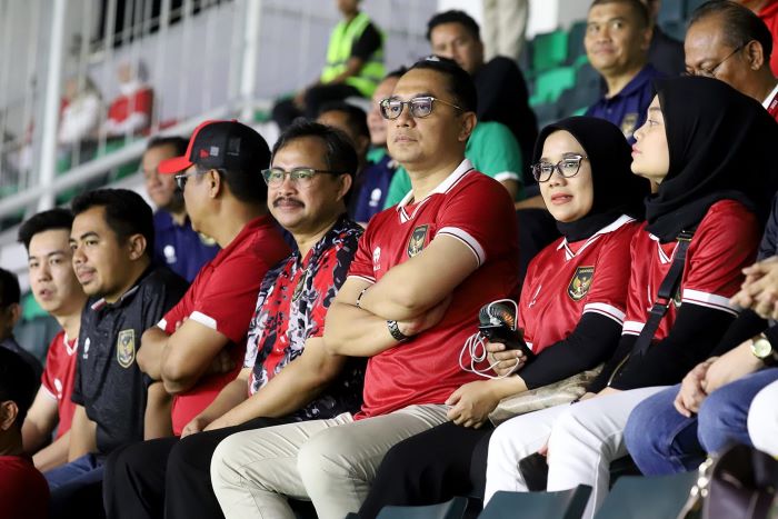 Wali Kota Surabaya Eri Cahyadi mendukung dan menyaksikan Timnas Indonesia bertanding di Stadion GBT pada ajang Piala Dunia U-17. - Image