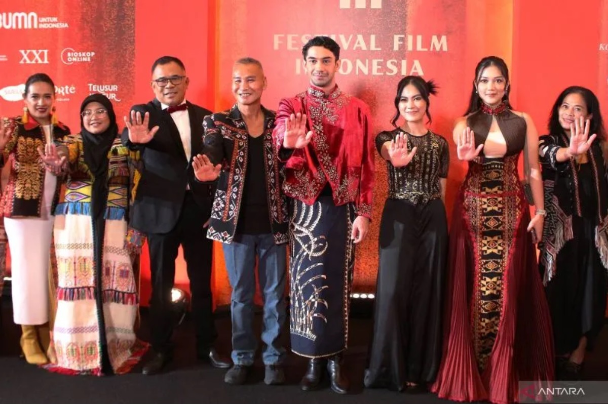Para pemain Women from Rote Island berfoto bersama Ketua Komite FFI 2023 Reza Rahardian / sumber: https://www.antaranews.com - Image