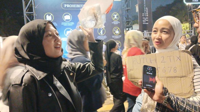 Mawar nekat mencari tiket konser Coldplay di area Stadion GBK - Image