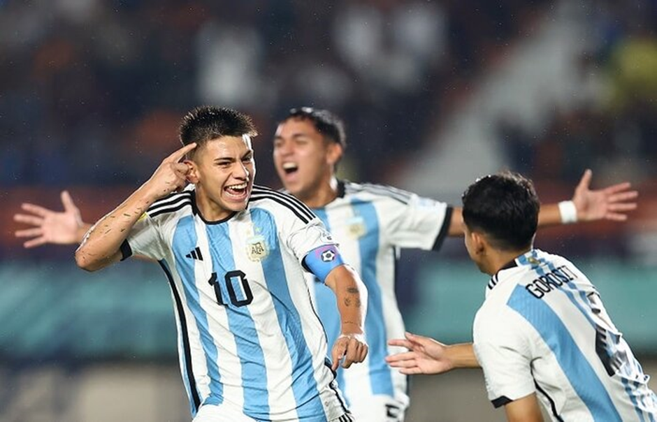 Selebrasi Claudio Echeverri usai cetak gol melalui tendangan bebas melawan Jepang U-17. Sumber foto: (akun X (@RoyNemer),) - Image