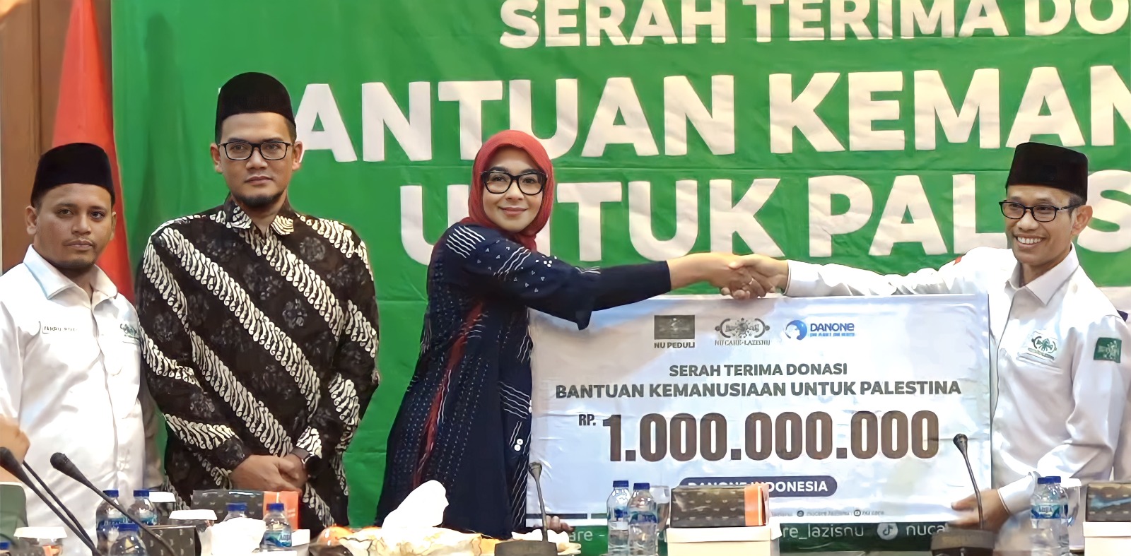 LazisNU menyerahkan bantuan senilai Rp 1 miliar dari Danone Indonesia untuk Palestina. (Istimewa) - Image