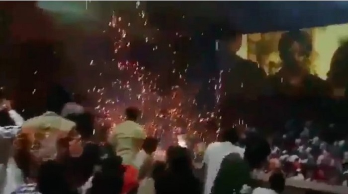 Media sosial kembali digegerkan dengan viralnya aksi warga India menyalakan petasan di dalam bioskop Mohan di Malegadon, India pada Minggu (12/11/2023). - Image