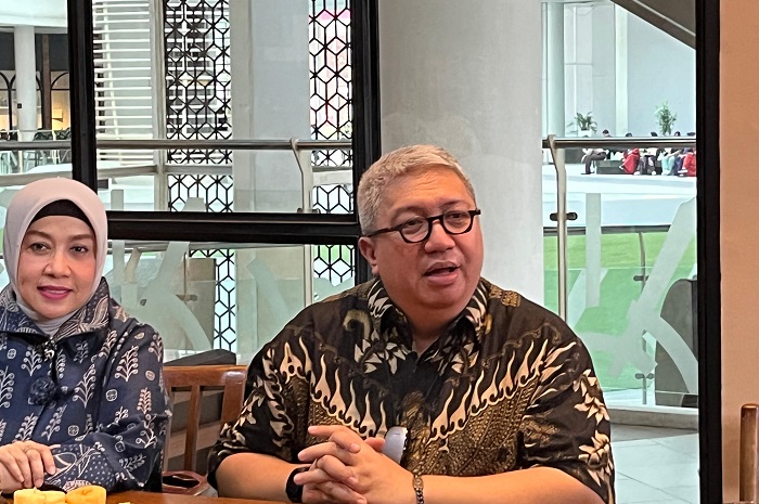 Ketua Umum Asosiasi Pengusaha Ritel Indonesia (Aprindo) Roy Nicholas Mandey (tengah) dalam konferensi pers di Epicentrum Walk Mall, Jakarta Selatan, Rabu (15/11). - Image