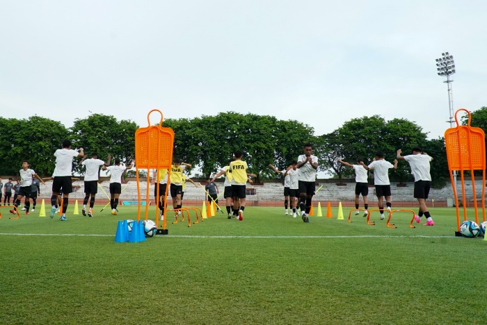 Pemain Timnas Indonesia U-17 intensif menggelar latihan sebelum menghadapi Maroko U-17 di Stadion GBT, Kamis (16/11) malam. (media PSSI) - Image