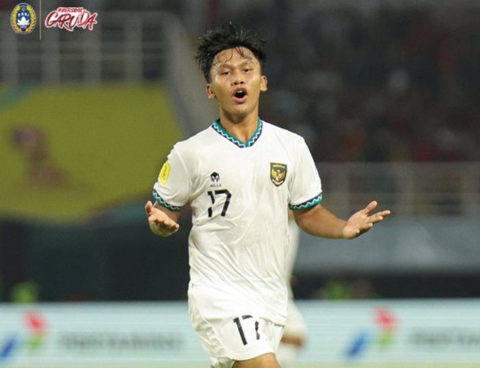 Nabil Asyura melakukan selebrasi usai membobol gawang Maroko U-17. Sayang, golnya gagal membawa Garuda Muda meraih kemenangan di laga tersebut. (Twitter (X)/@timnasindonesia) - Image
