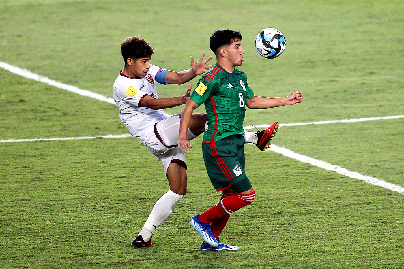 Pesepak bola Timnas Meksiko Jose Urias (kanan) berebut bola dengan pesepak bola Timnas Venezuela Vegas Miguel (kiri) saat pertandingan babak penyisihan Grup F Piala Dunia U-17 2023 di Stadion Si Jalak Harupat, Bandung, Jawa Barat, Rabu (15/11/2023). - Image