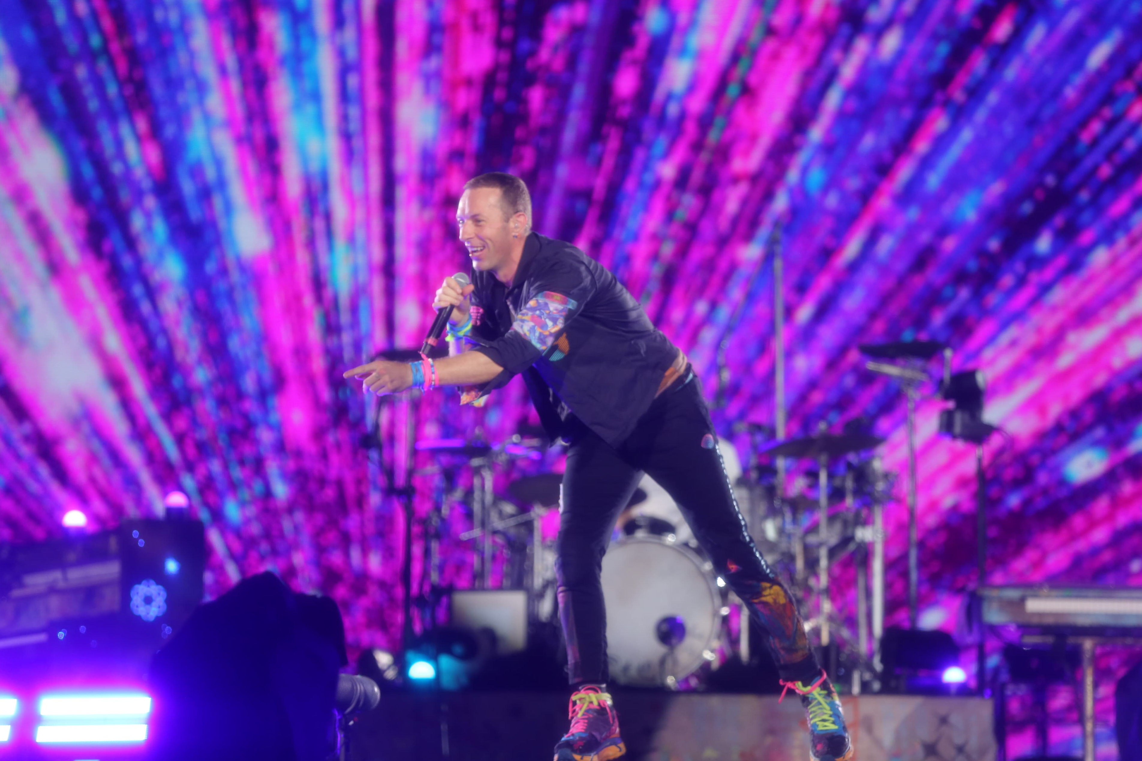 Grup band Coldplay beraksi dalam konser di Stadion Utama Gelora Bung Karno (SUGBK) Senayan, Jakarta, Rabu (15/11/2023). - Image