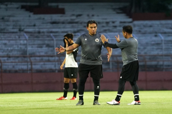 Pelatih Bima Sakti (tengah) saat memimpin latihan Timnas Indonesia U-17. Garuda Muda siap memberikan penampilan terbaik kontra Maroko U-17 di Stadion GBT, Kamis (16/11). (media pssi) - Image