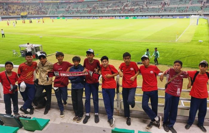 Tim Futsal SMP Negeri 23 Surabaya nonton Piala Dunia U-17 di GBT Surabaya, usai menjuarai kompetisi Turnamen Futsal Champs of Tomorrow dari Hyundai. - Image