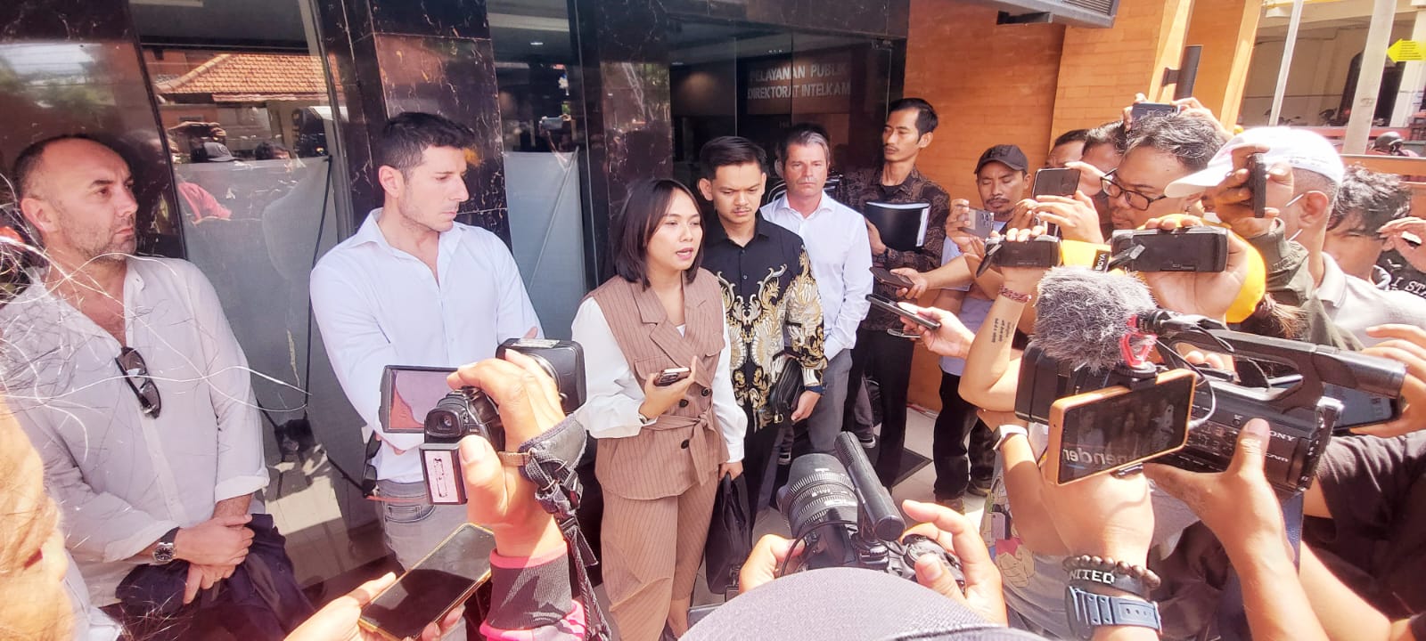 Pengacara Erdia Christina di Polda Bali bersama kliennya. Mereka melaporkan Putri Indonesia Persahabatan 2002 Fanni Lauren Christie atas dugaan penggelapan. (Istimewa) - Image