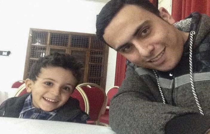 Ahmed Al-Naouq bersama dengan keponakannya, Bakr. - Image