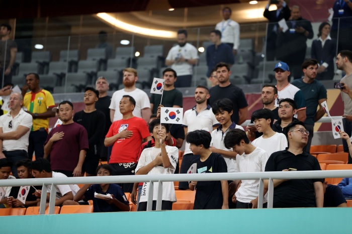 Suporter Timnas Korea Selatan U-17 saat memberikan dukungan kepada tim kesayangan di Piala Dunia U-17 2023. (LOC WCU17/BRY) - Image
