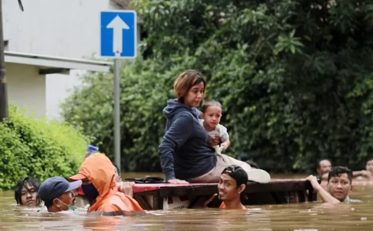 Warga dievakuasi saat banjir di kawasan Pela Mampang, Jakarta, Sabtu (19/2/2021). (Dery Ridwansah/JawaPos.com) - Image