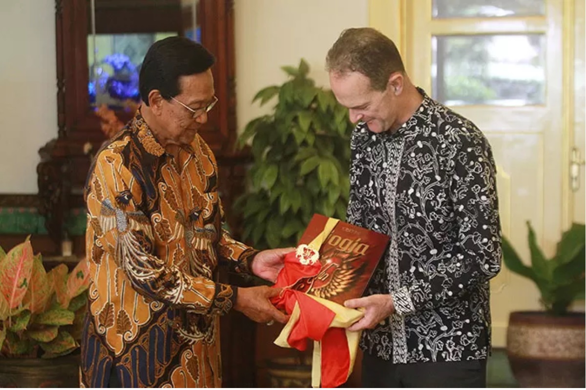 Sri Sultan Hamengku Buwono X menerima manuskrip digital dari Dubes Inggris. - Image