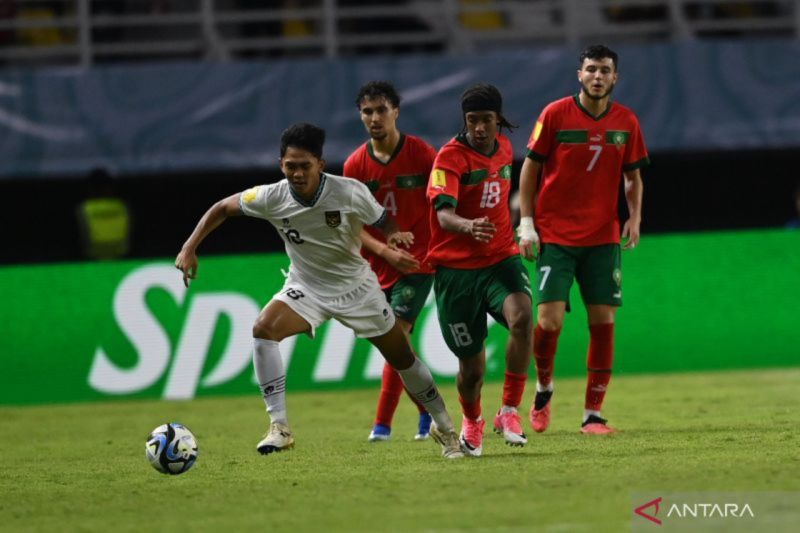 Pesepak bola Timnas Indonesia Jehan Pahlevi (kiri) mengejar bola saat melawan Timnas Maroko dalam pertandingan penyisihan Grup A Piala Dunia U-17 2023 di Stadion Gelora Bung Tomo (GBT), Surabaya. - Image