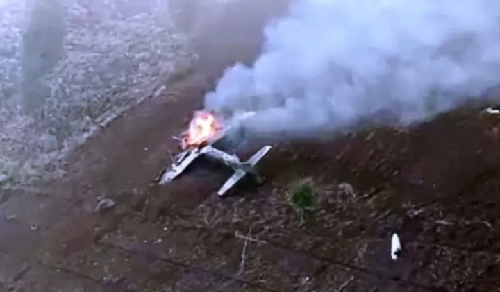 Pesawat tempur super tucano milik TNI AU yang jatuh sekitar pukul 11.18 WIB di kawasan Kabupaten Pasuruan, Jawa Timur, Kamis (16/11). - Image