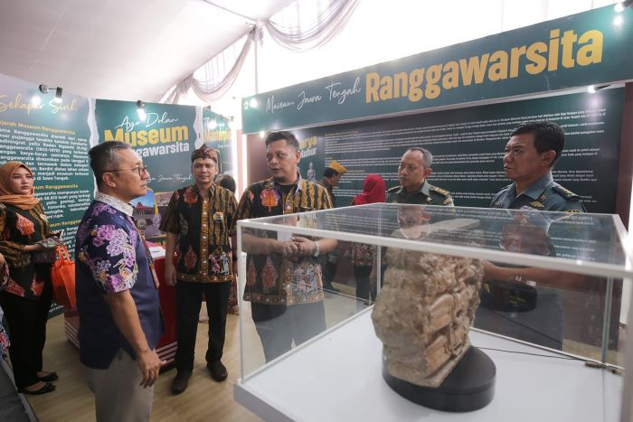 Pemkot Surabaya gelar Pameran Cross Musea dengan tema Keberagaman Nusantara, di area Lapangan Monumen Tugu Pahlawan, Kamis (16/11). - Image