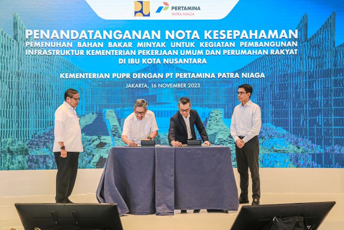 Direktur Pemasaran Pusat dan Niaga PT Pertamina Patra Niaga dan Ketua Satgas Pelaksanaan Pembangunan Infrastruktur IKN Nusantara Kementerian PUPR tanda tangani perjanjian kerja sama. - Image