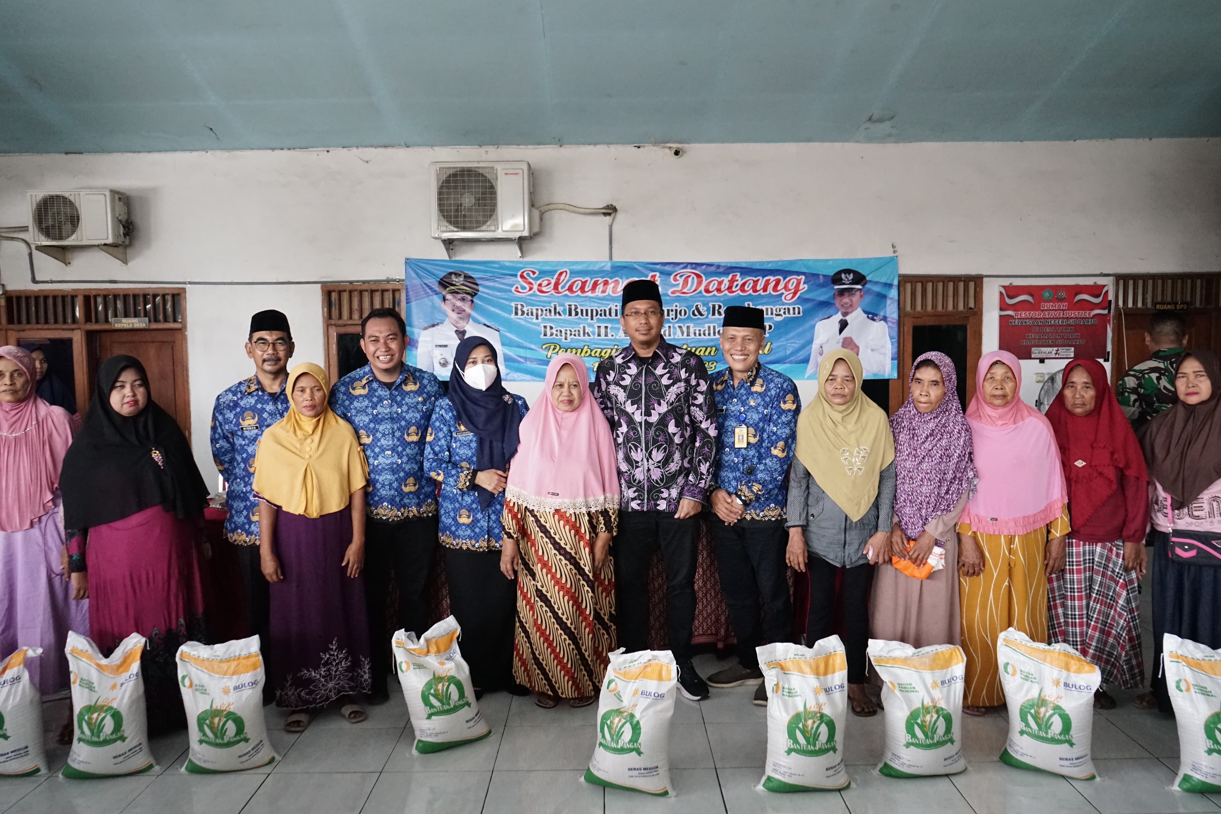 Bupati Sidoarjo Ahmad Muhdlor Ali serahkan bantuan bahan pangan beras kepada warga kurang mampu. - Image