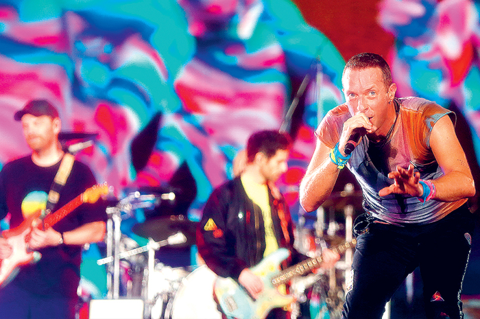 PUASKAN COLDPLAYERS: Coldplay hadir di Stadion Utama Gelora Bung Karno, Jakarta, sebagai bagian dari rangkaian Music of the Spheres World Tour pada Rabu (15/11) malam. - Image