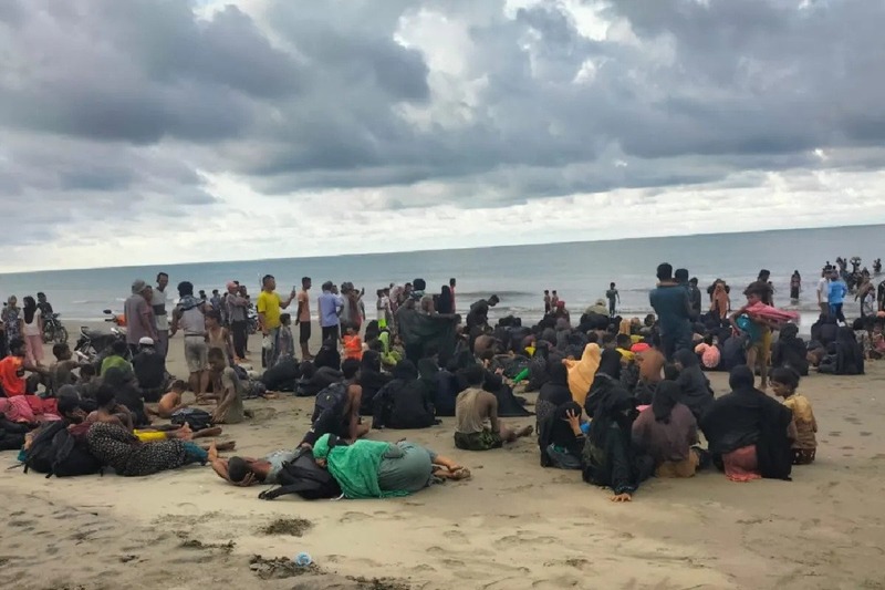 Pengungsi Rohingya yang Berhasil Bersandar di Tepi Pantai wilayah Muara Batu, Aceh Utara, sebelum diberangkatkan lagi ke tengah laut oleh warga dan pemerintah setempat / Sumber : Antara. - Image