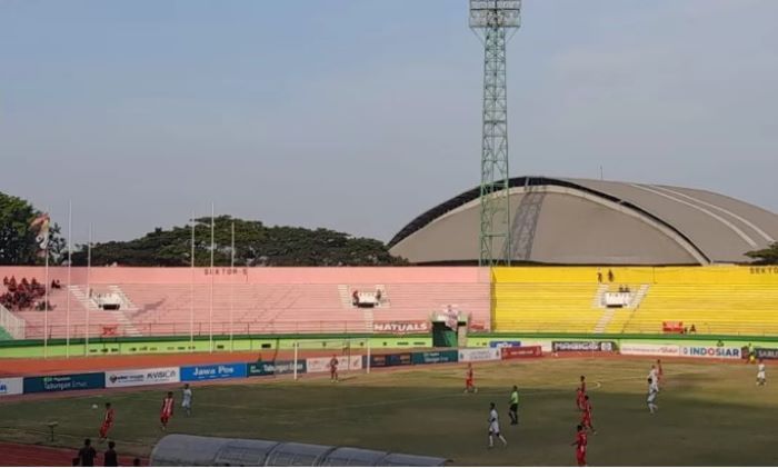Kondisi kursi penonton Stadion Gelora Delta Sidoarjo yang masih beton atau belum single seat. (M Saiful Rohman/Radar Sidoarjo) - Image