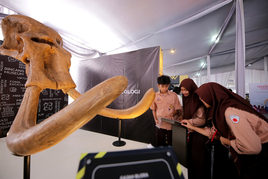 Para siswa sedang menyaksikan koleksi Pameran Cross Musea di Lapangan Monumen Tugu Pahlawan, Kamis (16/11). Sumber: surabaya.go.id - Image