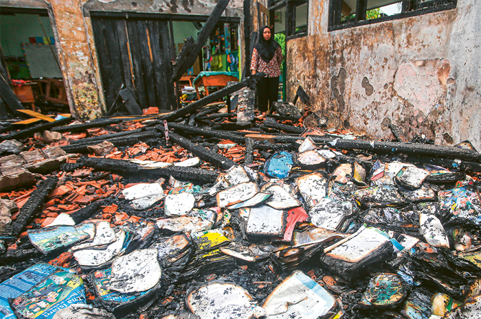 GOSONG: Dokumen siswa dan rapor yang tersimpan di ruang guru ikut terbakar. Dugaan sementara, kebakaran di SDN Jenggot itu disebabkan korsleting listrik. - Image