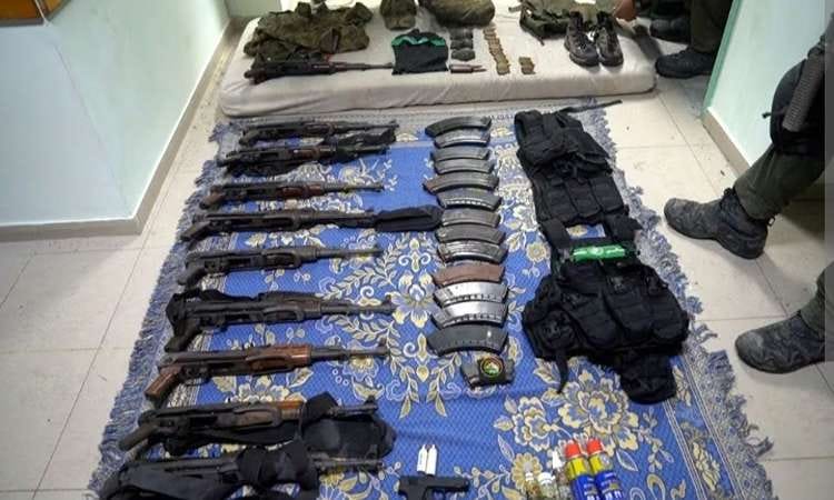 Sebuah tangkapan layar dari rilis video militer Israel yang menunjukkan berbagai senjata ditemukan di RS Al-Shifa. - Image