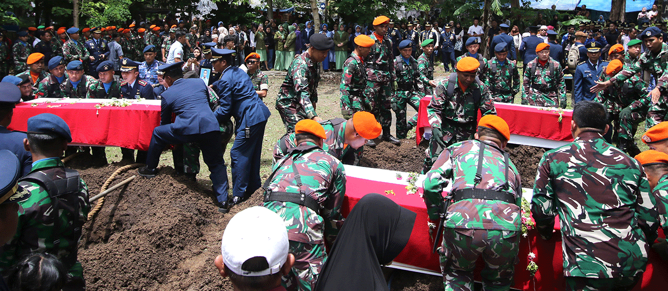 DUKACITA: Pemakaman Marsma Pnb Anumerta Subhan, Marsma Adm Anumerta Widiono Hadiwijaya, dan Kolonel Pnb Anumerta Sandhra Gunawan di TMP Suropati, Kota Malang. - Image
