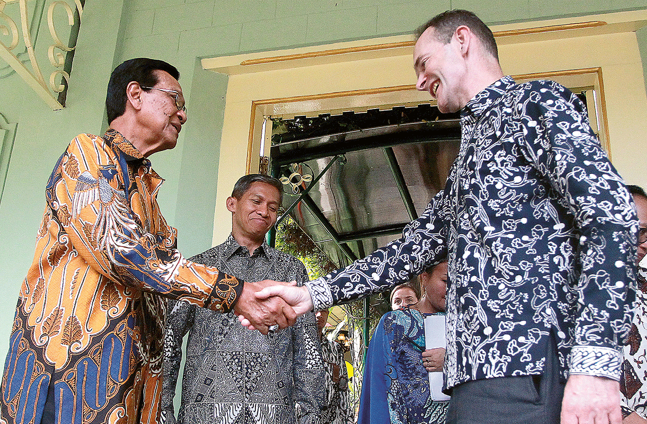 MERAWAT BUDAYA: Dubes Inggris untuk Indonesia dan Timor Leste Dominic Jermey (kanan) bersama Gubernur DIJ Sri Sultan HBX di sela penyerahan 120 salinan digital manuskrip Jawa Kuno. - Image
