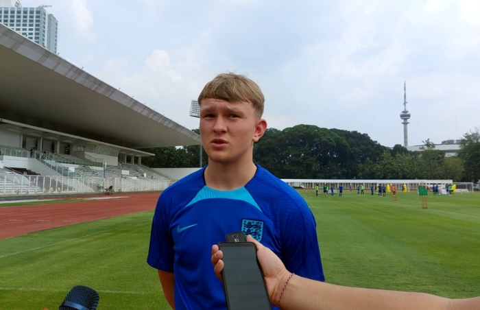 Gelandang sekaligus kapten Timnas Inggris U-17, Finley McAllister betah berada di Indonesia karena mendapat dukungan dari fans Manchester United Indonesia. (media PSSI) - Image