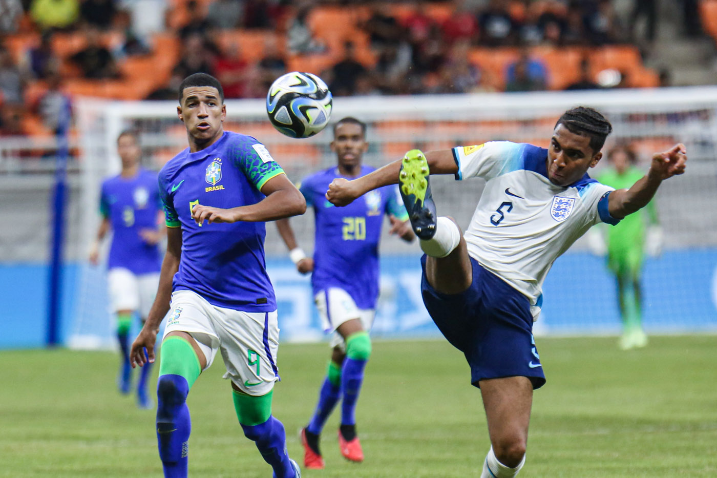 Pemain Timnas U17 Brasil Kaua Elias (kiri) mencoba melewati pemain Inggris Samuels Smith Ishe (kanan) pada pertandingan penyisihan grup Piala Dunia U17 di Jakarta International Stadium (JIS), Jakarta, Jumat (17/11/2023). - Image