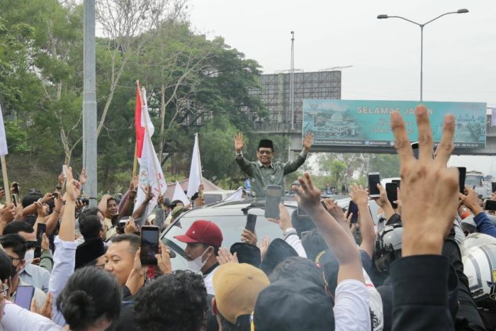 Cawapres Mahfud MD disambut meriah warga Madura saat pulang ke kampung halaman di Pulau Madura, Sabtu (18/11). - Image