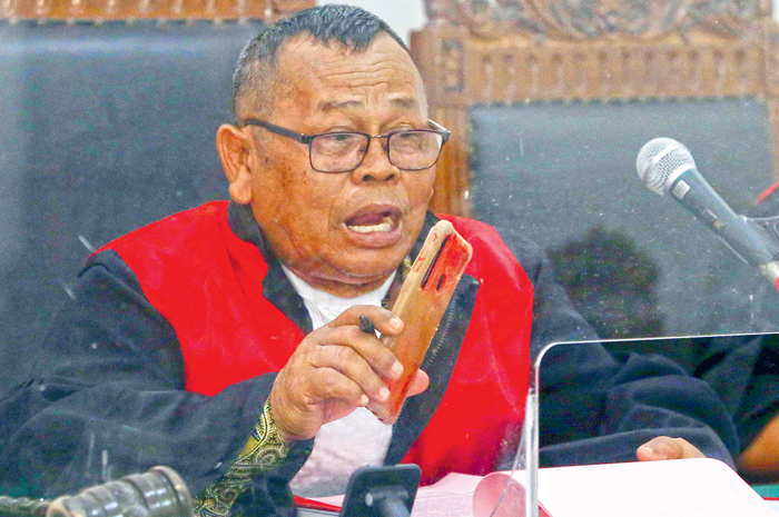 PEMBUKTIAN: Hakim Suparno menanyai terdakwa Fathul Alim terkait uang 187 nasabah yang digelapkan. - Image