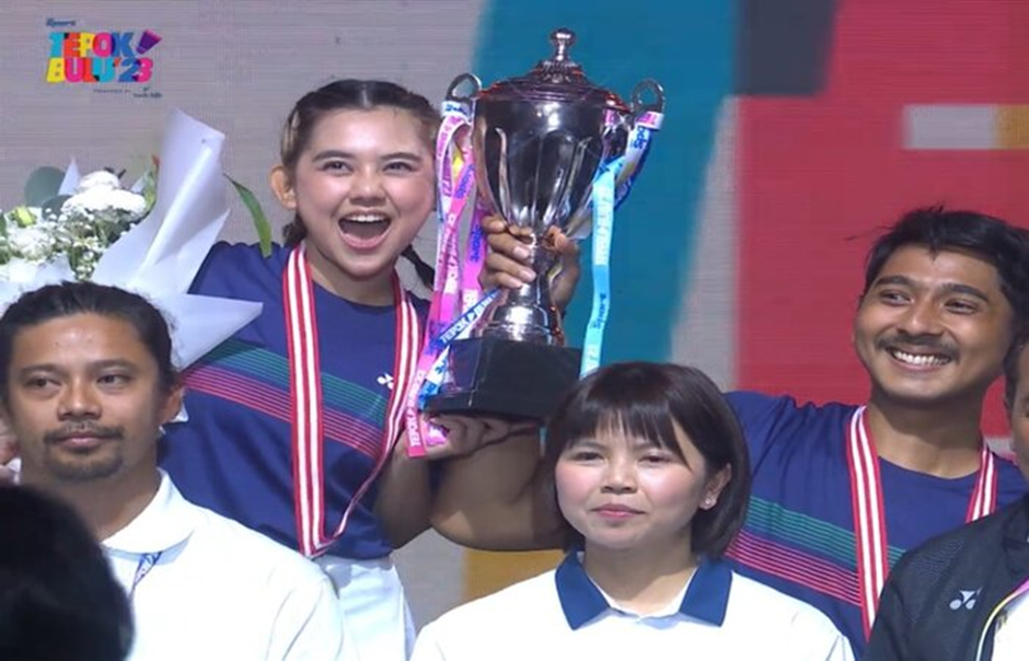 Pasangan ganda campuran asal Indonesia Arya Saloka/Ziva Magnolya menang dalam ajang bulutangkis melawan pasangan asal Malaysia Atu/Atita di Tepok Bulu - Image