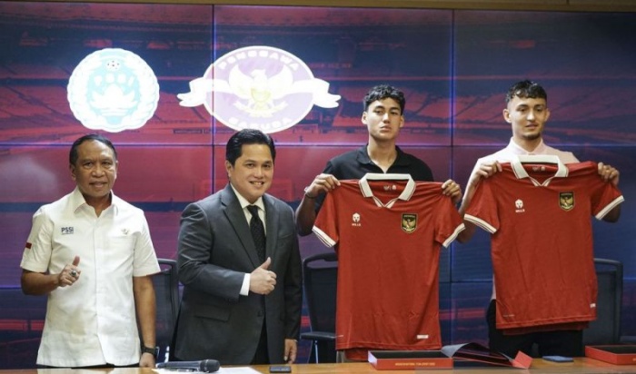Ketua Umum PSSI Erick Thohir (kedua kiri) bersama Waketum, Zainudin Amali (kiri), berfoto dengan pemain naturalisasi Rafael William Struick (kedua kanan) dan Ivar Jenner. (ANTARA//Dhemas Reviyanto) - Image