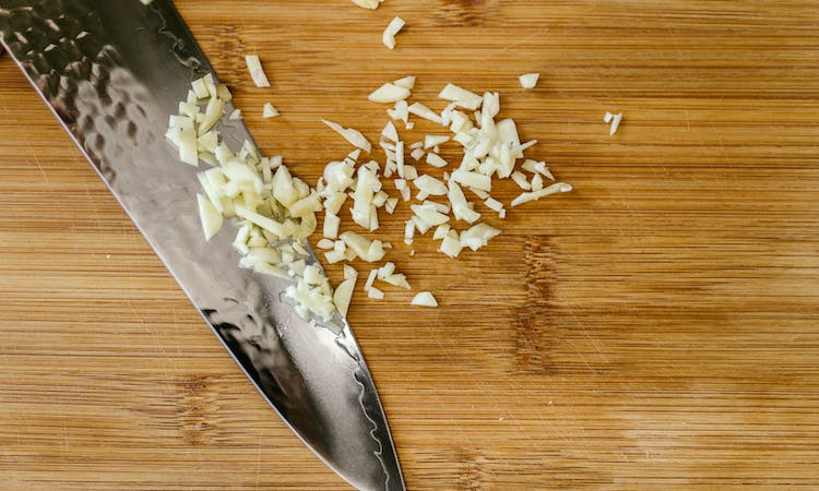 Bau bawang putih yang menyengat dan seringkali menempel di tangan setelah memasak membuat kebanyakan orang tidak nyaman. (sumber: pexels/RDNE Stock project) - Image