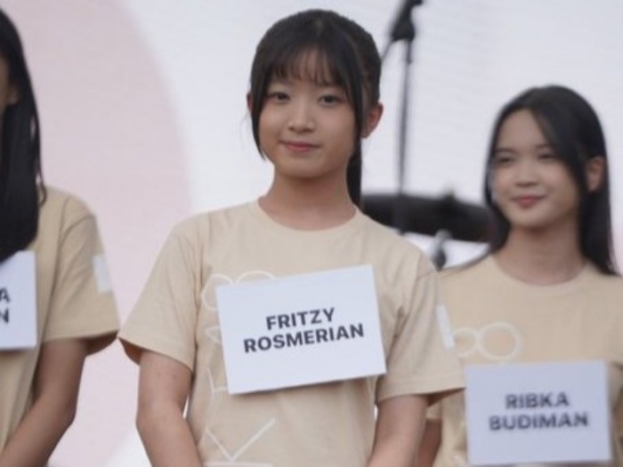 Fritzy Rosmerian saat diumumkan menjadi anggota generasi ke-12 JKT48. (X/@Rebornian48) - Image