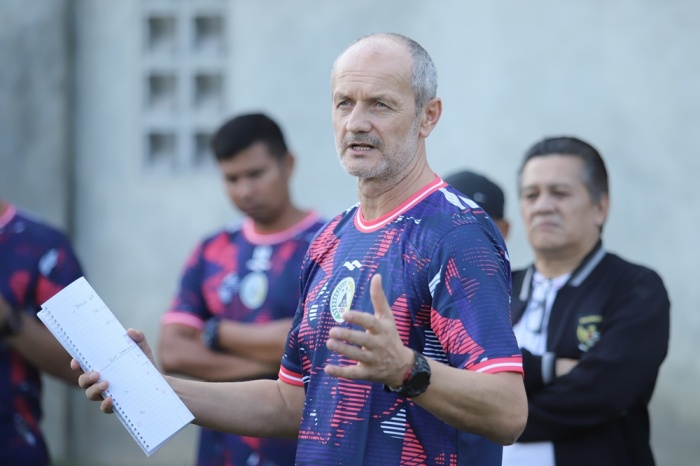 Pelatih PSS Sleman, Risto Vidakovic, saat memimpin latihan skuad Super Elang Jawa dalam upaya mempersiapkan diri menjalani lanjutan Liga 1 musim ini. - Image