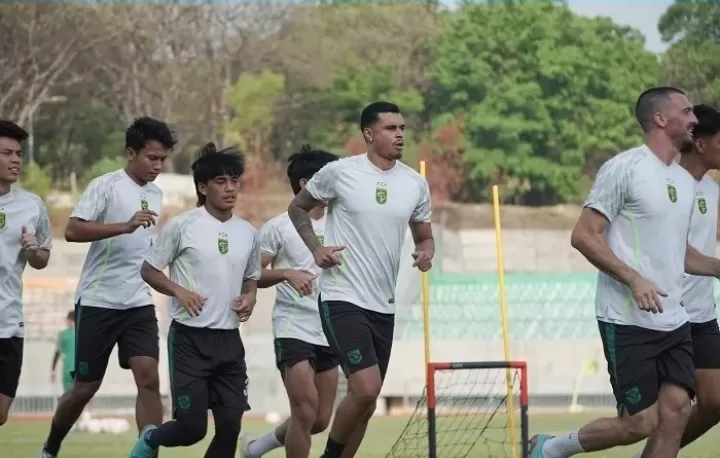 Uston Nawawi singgung soal chemistry antar pemain Persebaya. - Image