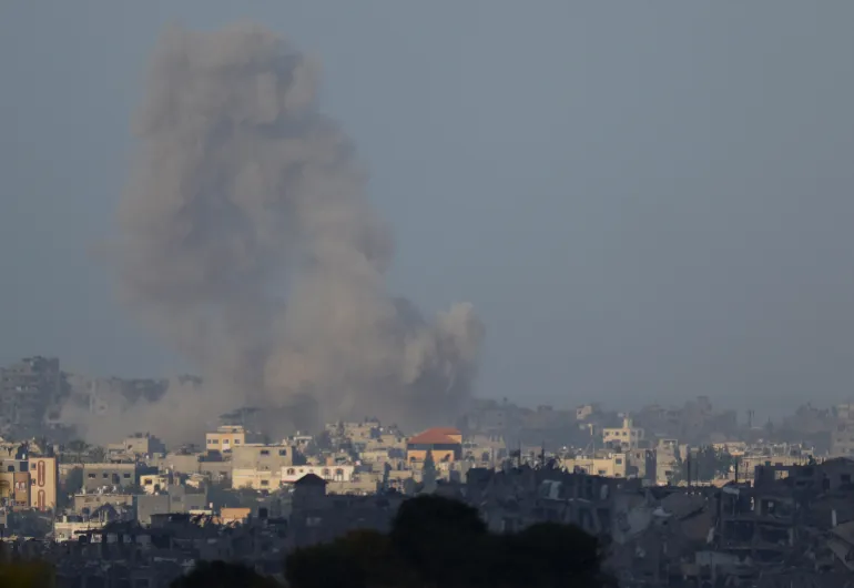 Ilustrasi: Tank Israel dilaporkan mengepung Rumah Sakit Indonesia di Gaza Utara pada Senin (20/11). (Alexander Ermochenko/Reuters). - Image