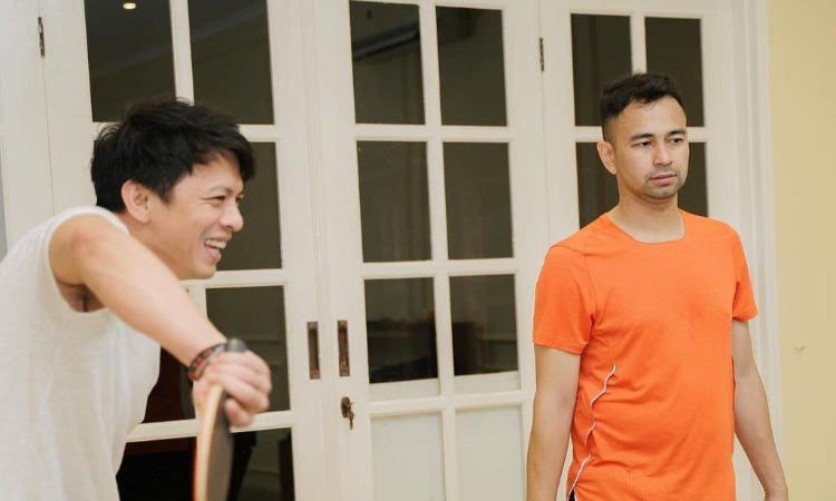 Raffi Ahmad dan Ariel Noah terlihat asyik bermain ping-pong bersama. (Instagram: raffinagita1717) - Image
