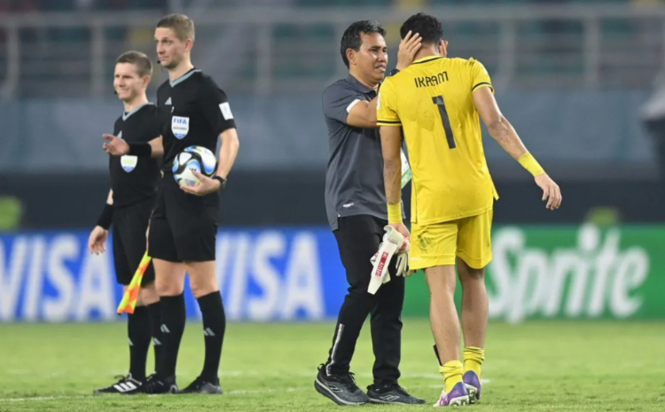 Pelatih Timnas Indonesia Bima Sakti bersama penjaga gawang Timnas Indonesia Ikram Al Giffari usai laga lawan Timnas Ekuador di Stadion Gelora Bung Tomo, Surabaya, Jumat (10/11)./ - Image