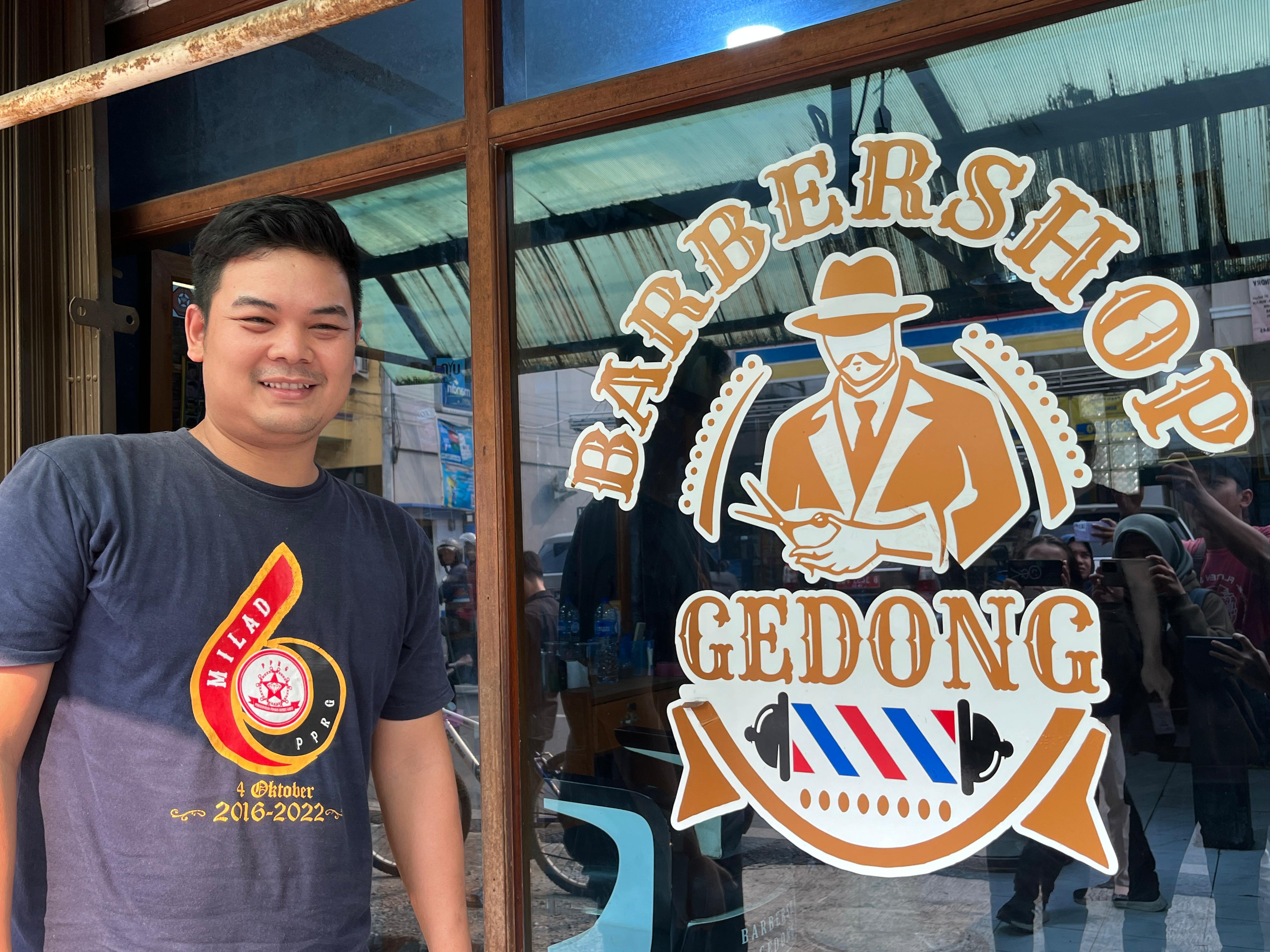Adik Firdaus, seorang pelaku usaha Barbershop di daerah Pasar Rebo, Jakarta Timur. - Image