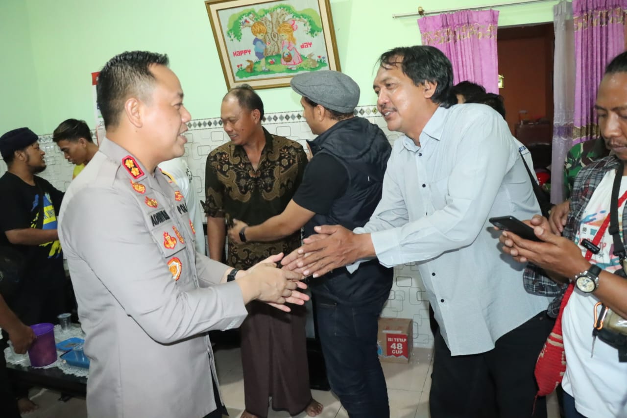 Kapolres Gresik Adhitya jenguk korban bentrokan Gresik United dengan polisi - Image